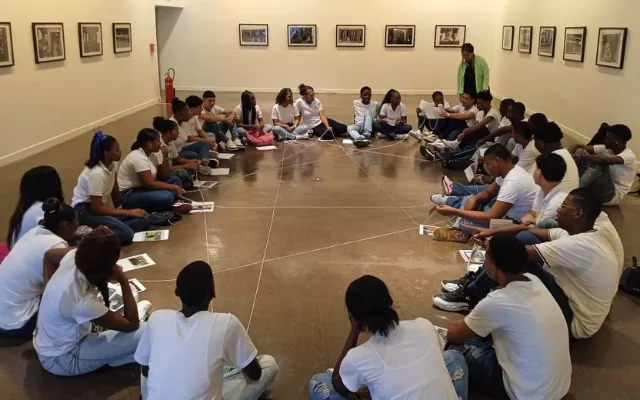 Jóvenes en taller en la Sala de Exposiciones del Centro Cultural de Buenaventura