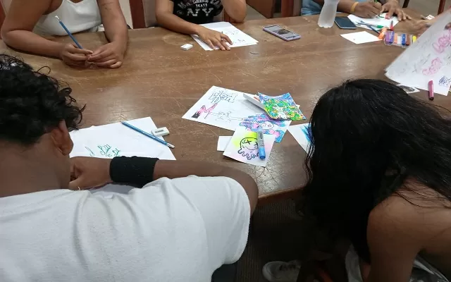 Taller de stickers: río de pintura, realizado en el centro cultural del banco de la república en Riohacha.