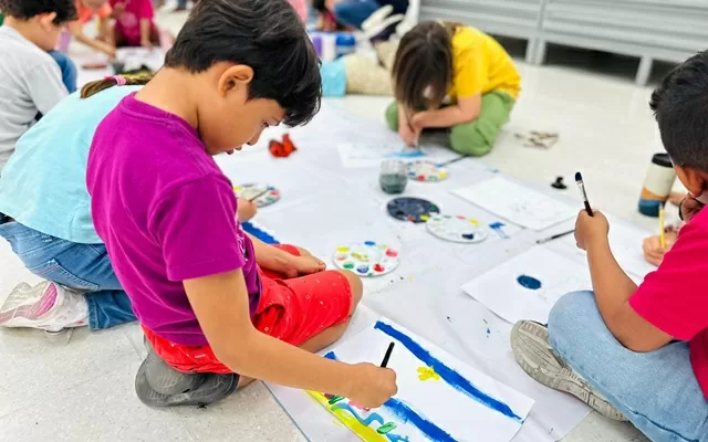 Niño dibujando sobre un papel 