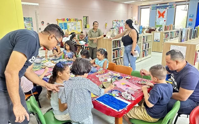 Grupo de niños y adultos participando del taller de arte del Centro Cultural Santa Marta