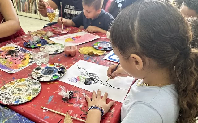 Niña participando de un taller de pintura en la Sala Infantil del Centro Cultural Santa Marta