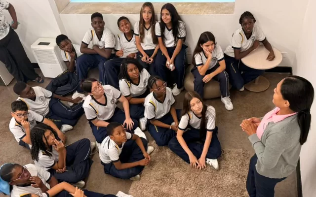Taller con jóvenes en la sala infantil de Buenaventura