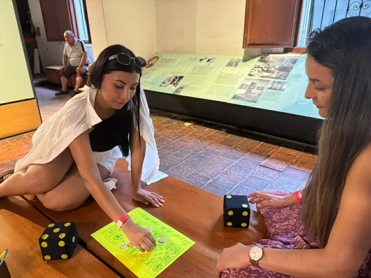 Dos mujeres jugando el juego antiguo de los Reyes del Ur