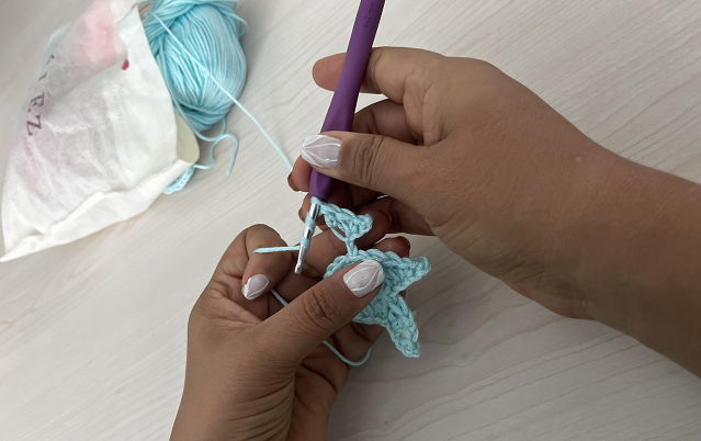 Adultos en taller de tejido en el Centro Cultural de Neiva