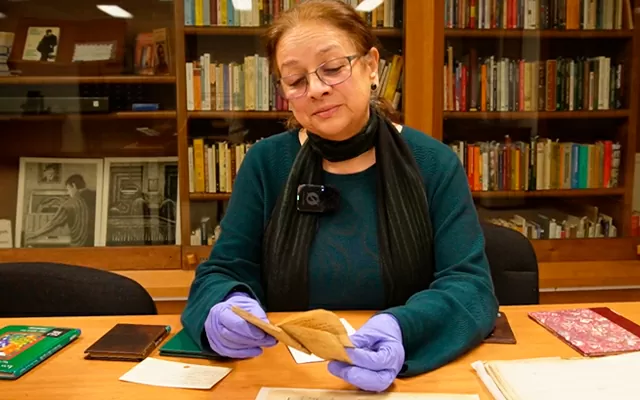 Diana Restrepo Torres, directora técnica, hablando sobre los tesoros en la Sala de Libros Raros y Manuscritos 