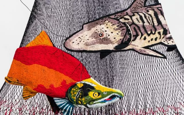 Atarraya artesanal teñida a mano, parches bordados, hilo, acero, pintura acrílica, pesas de plomo.