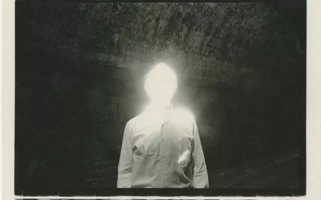 Fotografía de un cuerpo donde se ve la cara distorsionada por una luz