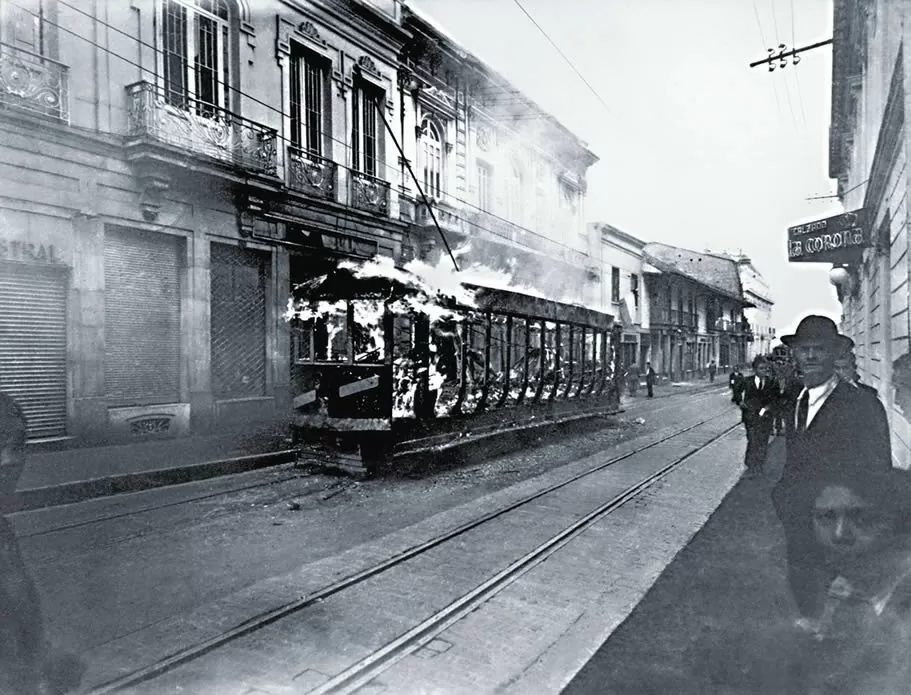 Tranvía en llamas en el Centro de Bogotá el 9 de abril de 1948