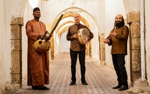 Traversées Ablaye Cissoko y Constantinople de pie sosteniendo sus instrumentos