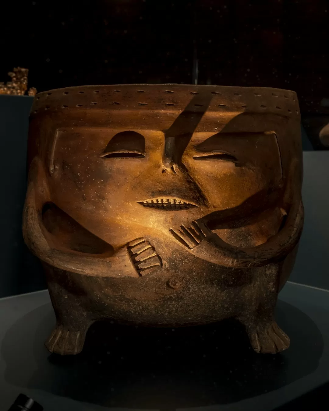 Ofrendatario en cerámica representando a un hombre sentado, en actitud de reflexión