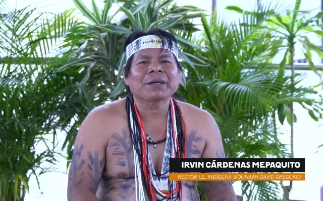 Irvin Cárdenas, rector I. E Indígena, hablando sobre conocimientos ancestrales  