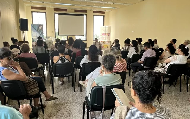 Grupo de personas en el auditorio del Centro Cultural Santa Marta 