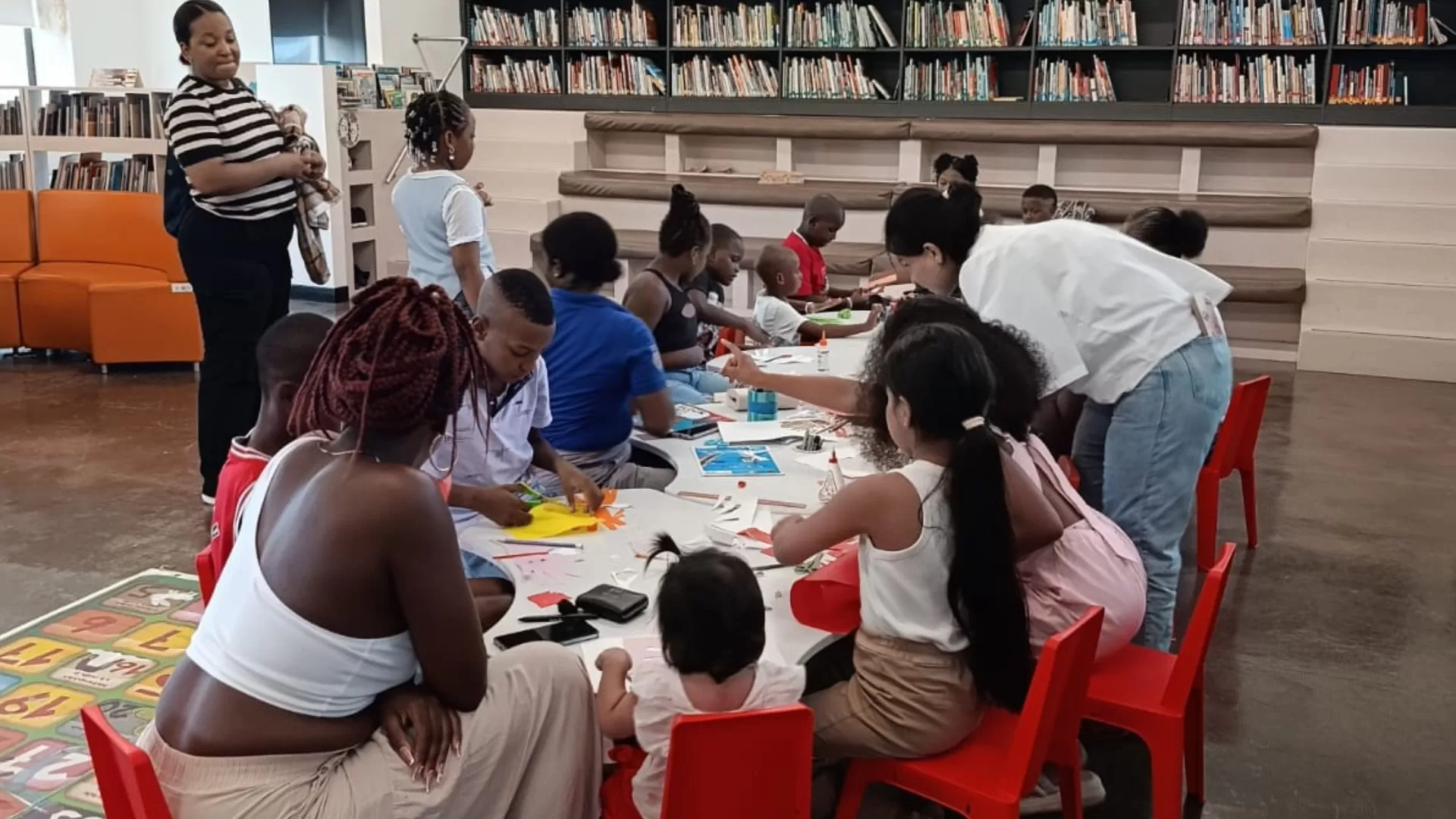 Niños y niñas participando en taller de vacaciones creativas en Sala infantil de Buenaventura