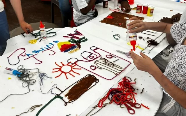 Taller de arte en sala de lectura infantil, Centro Cultural Buenaventura
