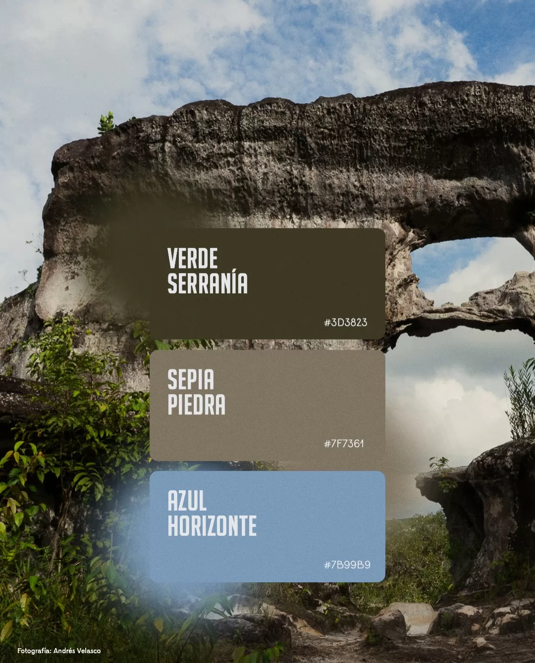 Fotografía de la Serranía de La Lindosa y el texto: Verde serranía, sepia piedra y azul horizonte