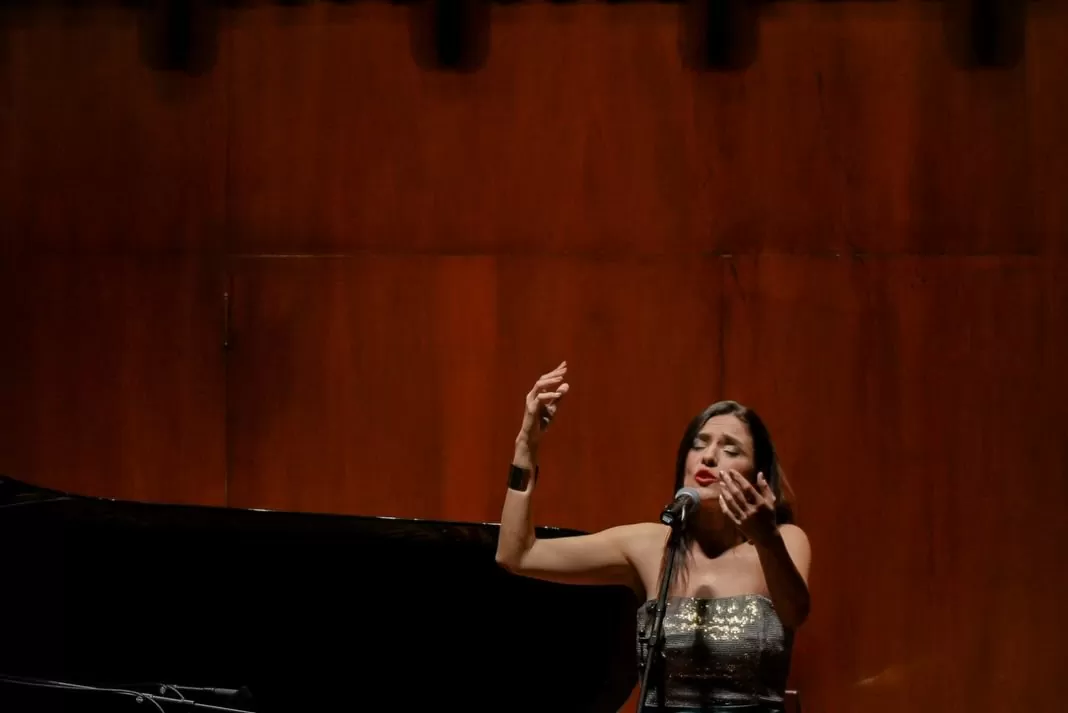 Fotografía de Victoria Sur cantando 