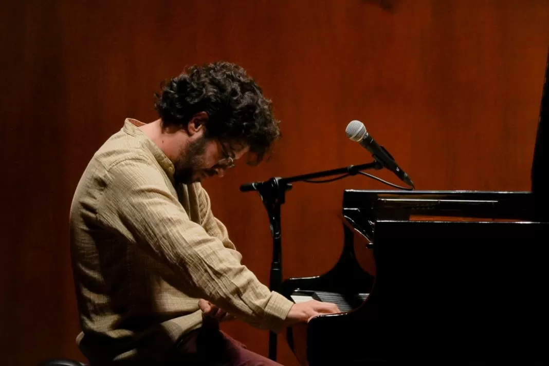Fotografía de Nicolás Ospina tocando el piano