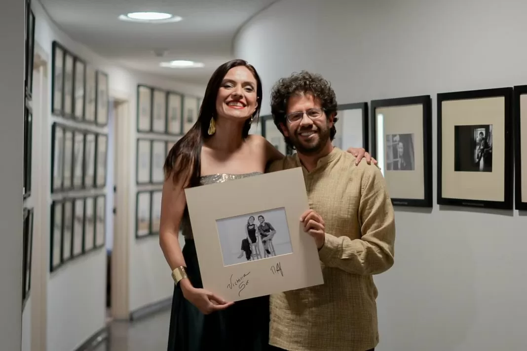 Fotografía de Victoria Sur y Nicolás Ospina en el foyer 