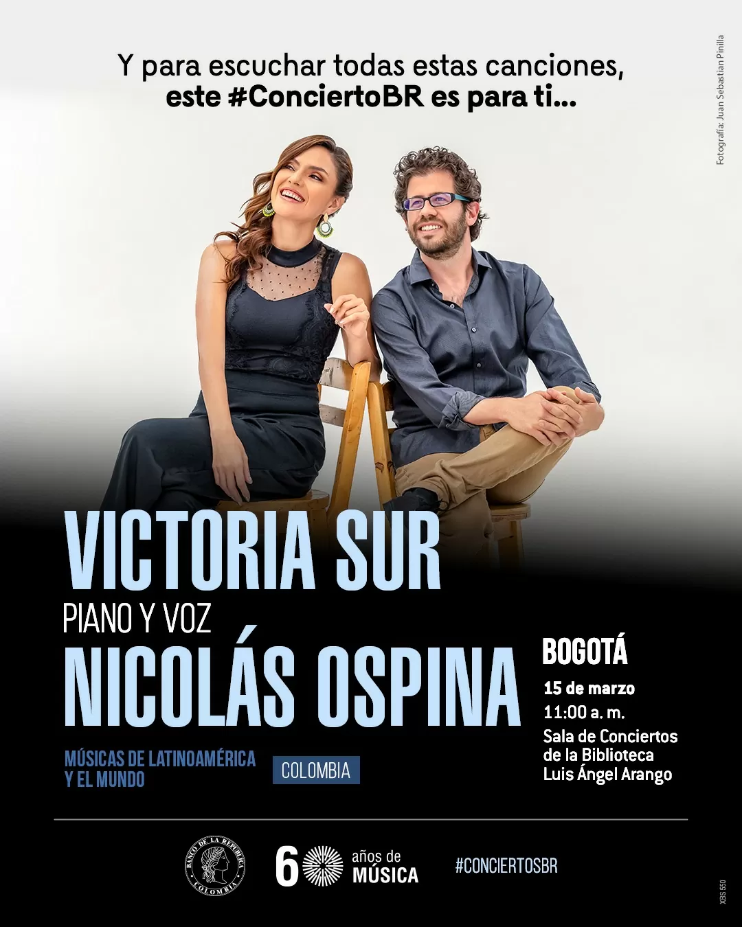 Victoria Sur y Nicolás Ospina, sentados, sonriendo y viendo hacia el horizonte 