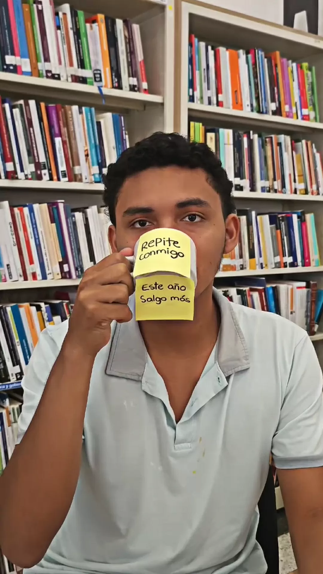Hombre, tomando una taza de café, mientras invita a visitar el Centro Cultural de Montería