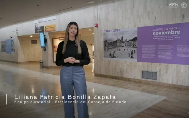 Liliana Patricia Bonilla, en una visita guiada por la exposición Cuarenta veces noviembre 
