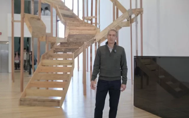 Juan Fernando Herrán, frente a una de sus obras, en la exposición materialidades y constelaciones 