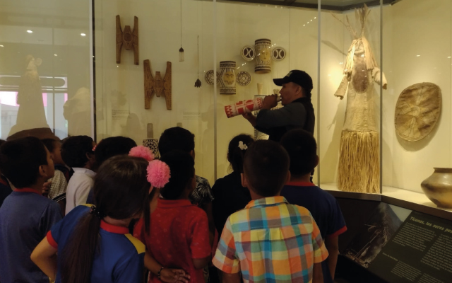 Visitantes en el Museo Etnográfico del Centro Cultural de Leticia.
