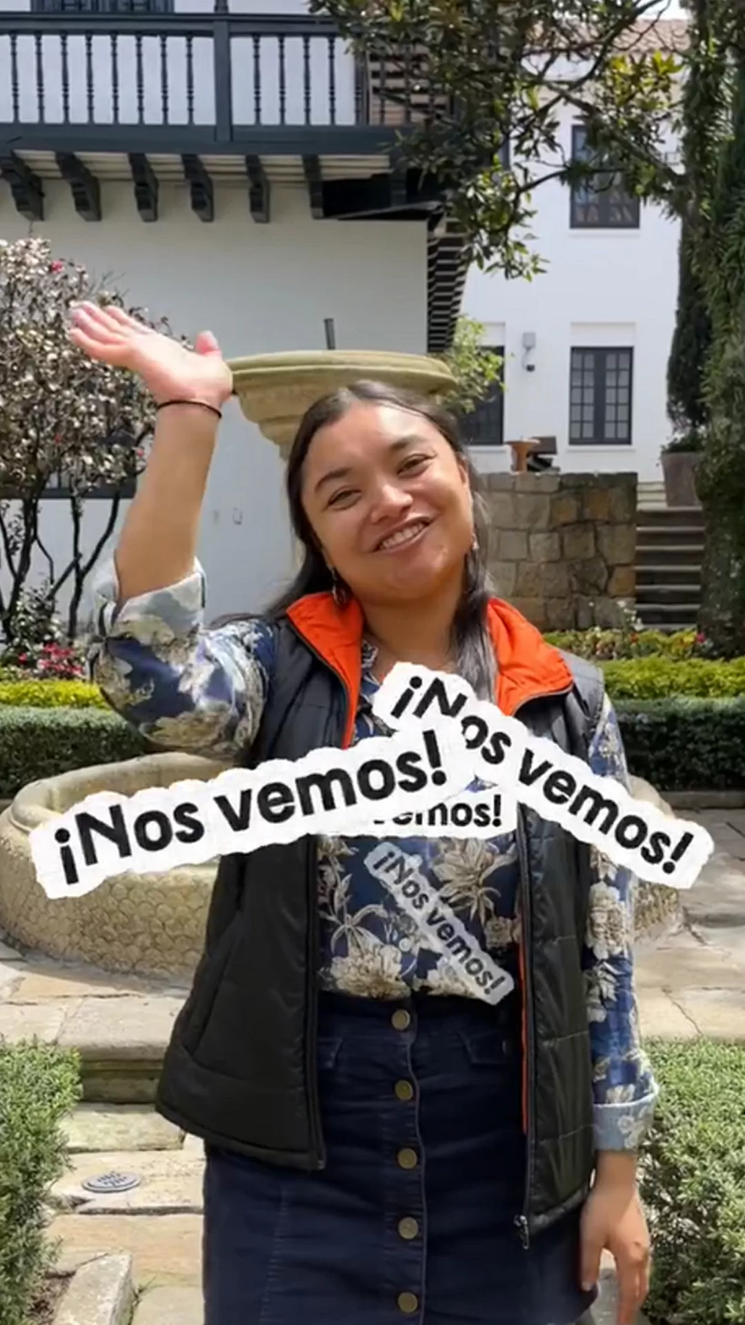 Imagen a color, de una mujer, explicando cómo funcionan las visitas guiadas