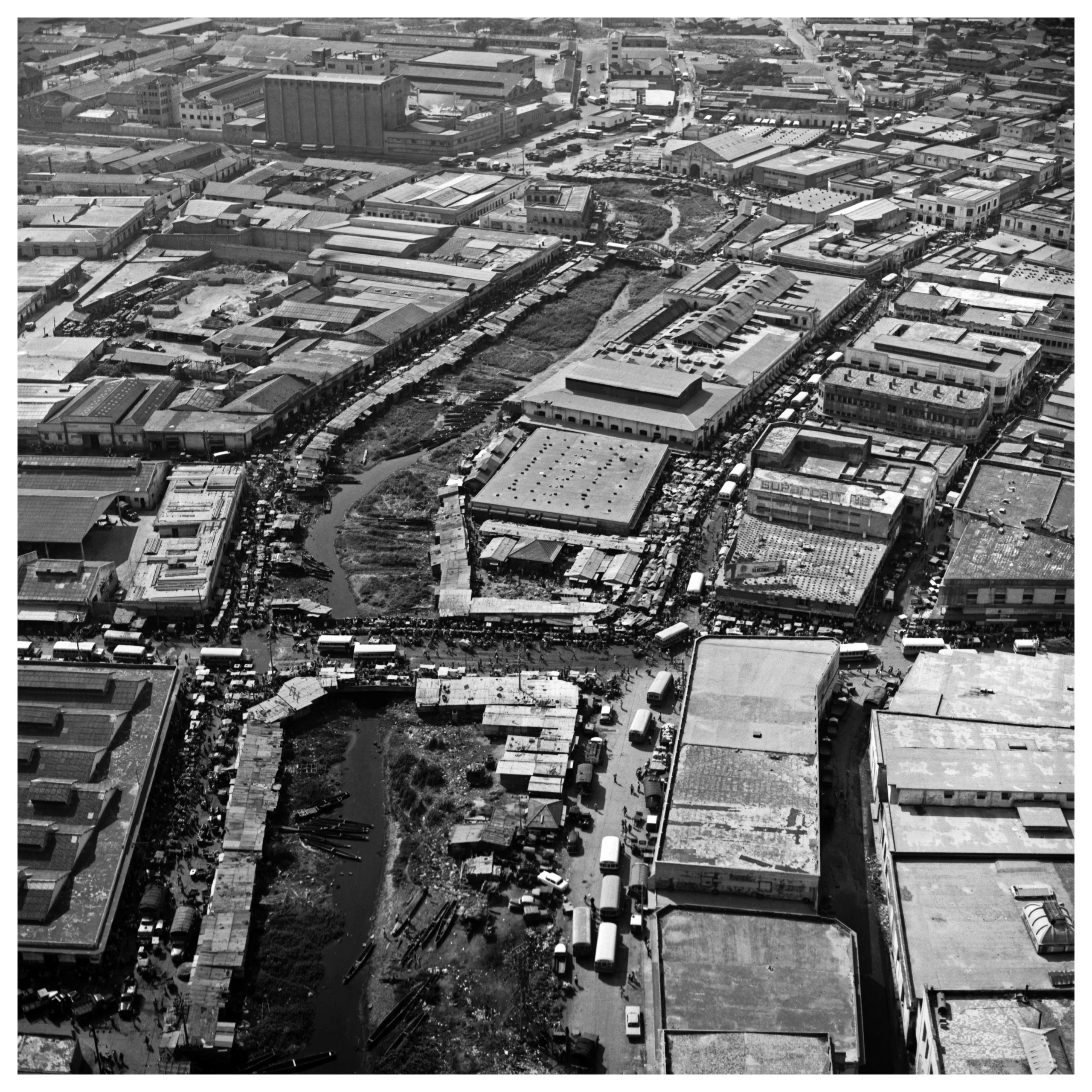 Vista aérea del sector comercial de mercados de Barranquilla. Colección fotográfica - Hernán Díaz.