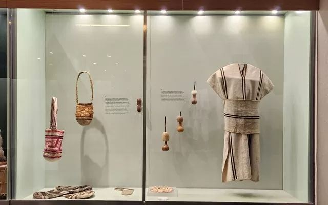 Mochilas y poporos del pueblo arhuaco en una vitrina del Museo del Oro Tairona