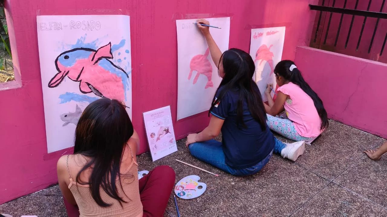 Niños pintando delfin rosado