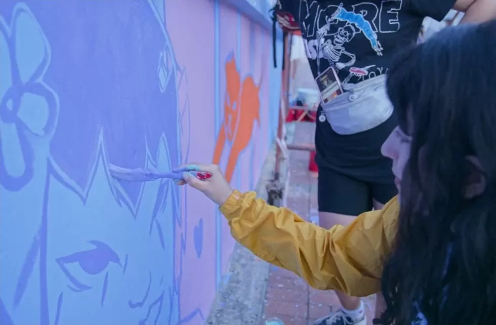 Mujer pintando mural