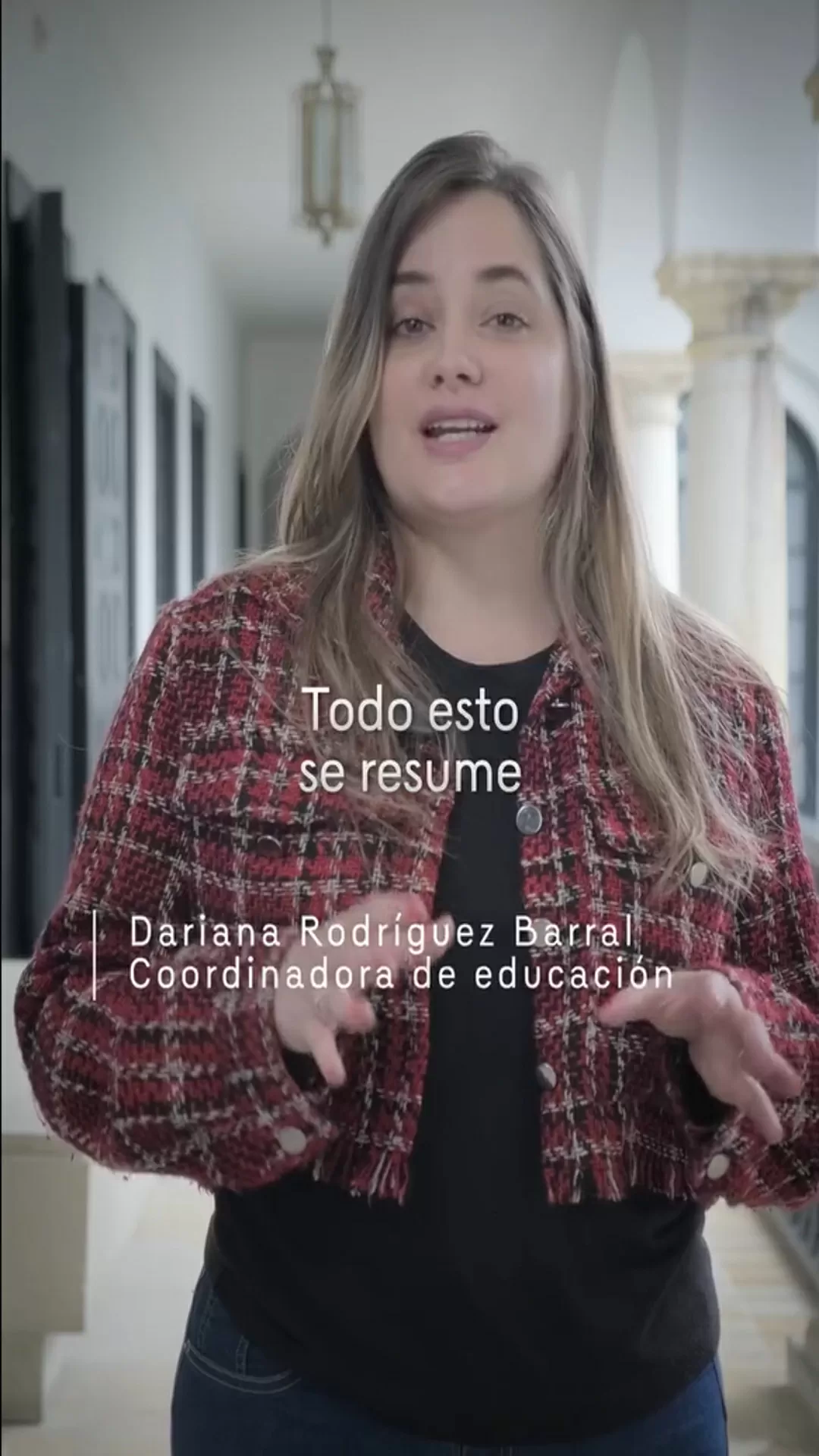 Imagen a color de Dariana Rodríguez Barral, dando una obra comentada 
