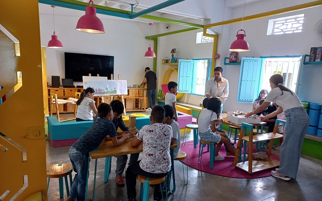 Niños y niñas participando del taller Y tú, ¿Qué aire respiras?