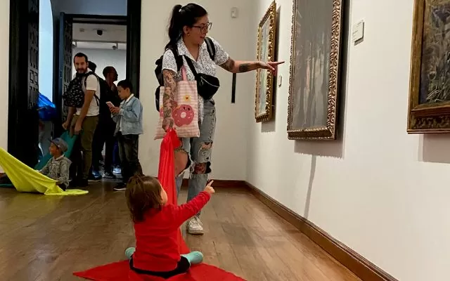 Fotografía donde se ve una mamá con su hija en la sala del Museo Botero