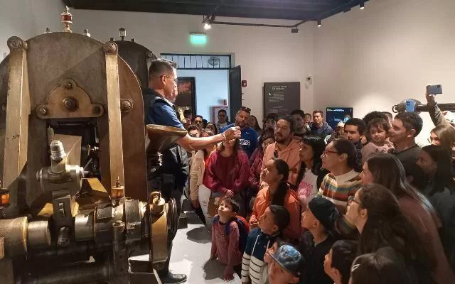 Fotografía donde se ve una demostración de acuñación de medallas