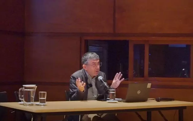 Alejandro Camargo en la conferencia: Las márgenes invisibles del río Magdalena