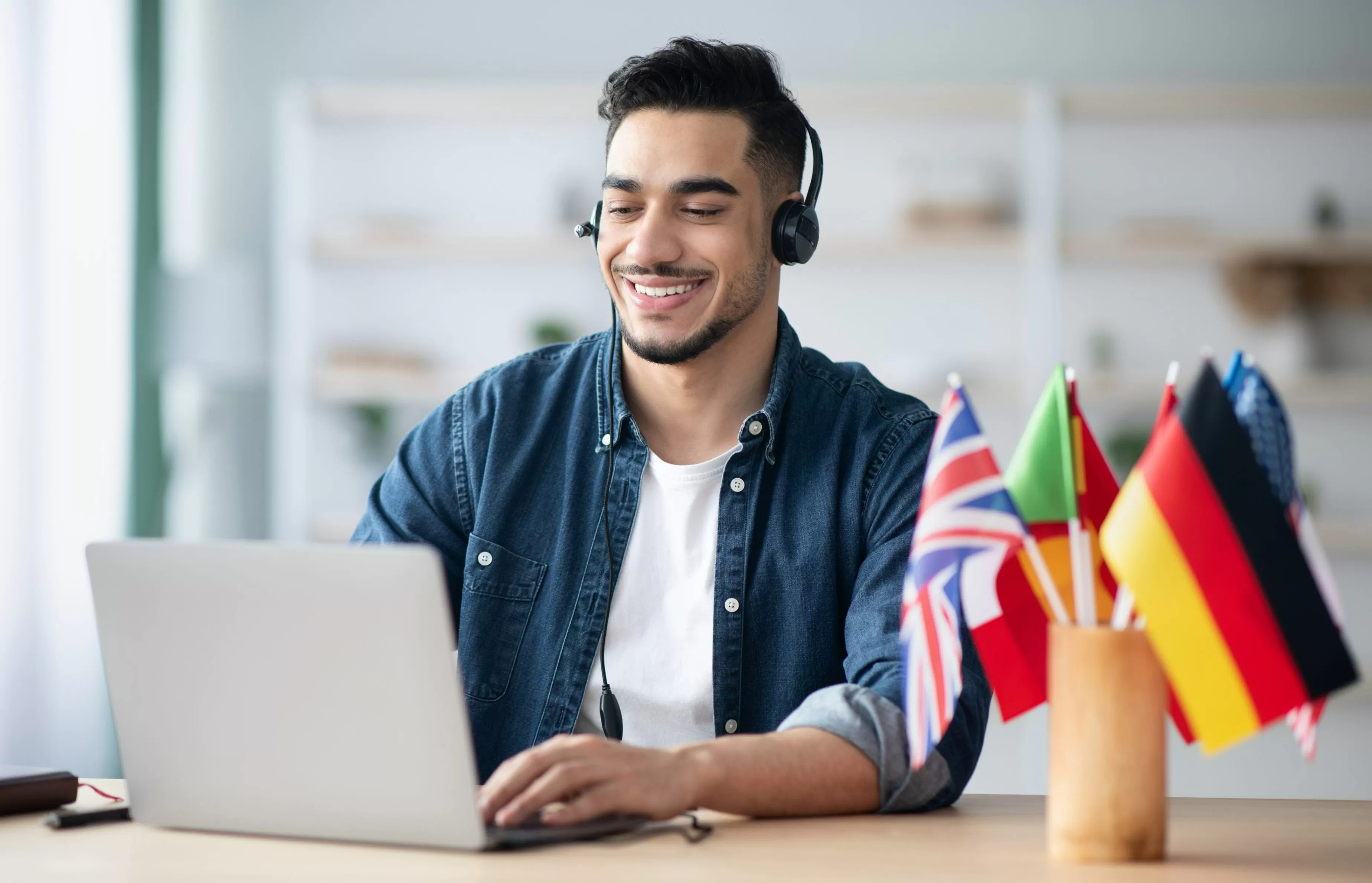 Estudiante feliz que aprende el idioma extranjero en línea