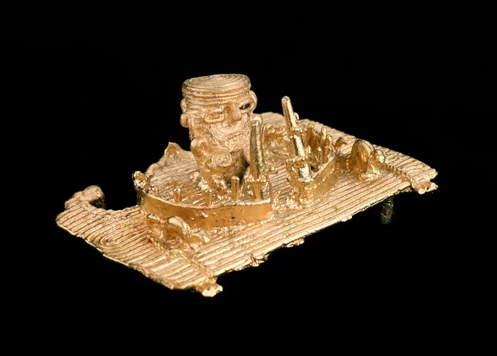 Cacica o cacique en su cercado en compañía de felinos