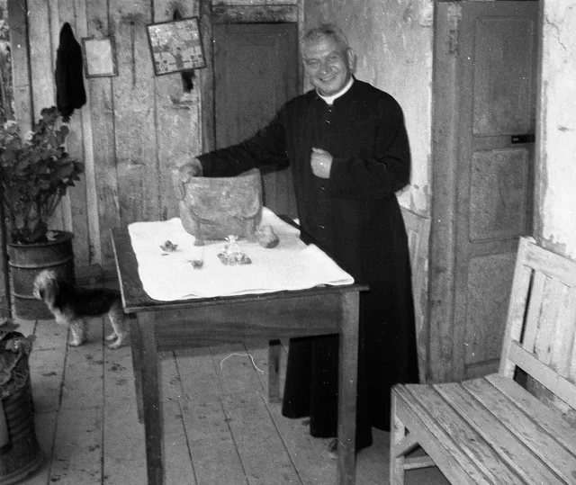 Padre Hincapié con los objetos hallados 