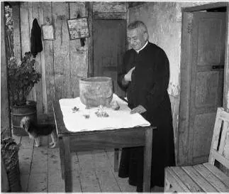 Padre Hincapié con los objetos hallados 