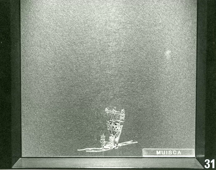 Vitrina donde se exhibía la figura de orfebrería del hallazgo de la balsa muisca Vitrina donde se exhibía la figura de orfebrería del hallazgo de la balsa muisca