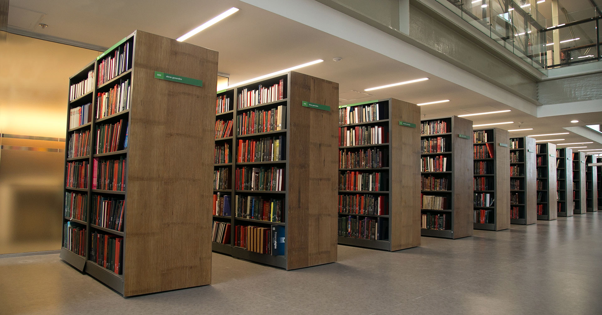 Biblioteca de estantería abierta