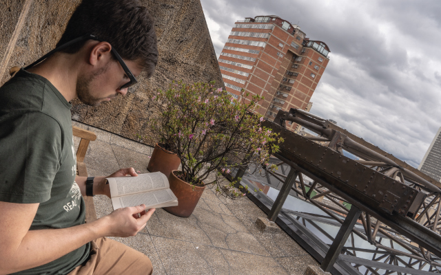 Lector en la Biblioteca Luis Ángel Arango, BLAA. 2023.