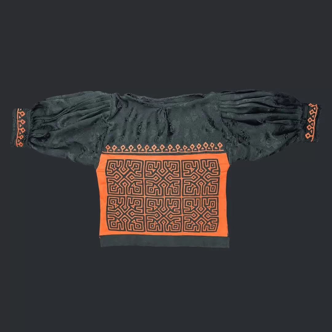 Imagen de una blusa negra con molas en tono naranja