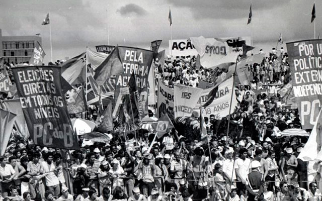 En las calles de Brasilia, frente al Congreso Nacional, el pueblo se manifiesta y exige el restablecimiento de las elecciones directas para Presidente de la República