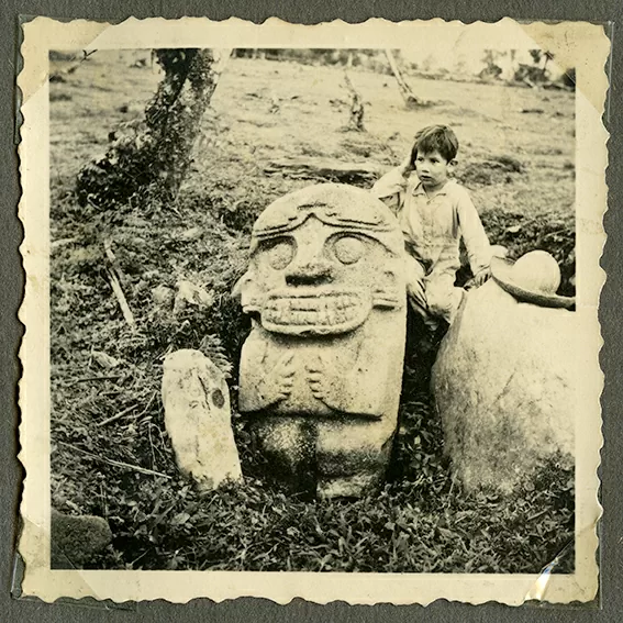 Carlos Hernández de Alba junto a estatua de El Jabón en San Agustín, Huila. 1937. © Derechos Reservados