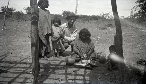 Hernández de Alba junto a mujeres y niños wayuú. La Guajira. 1935 © Derechos Reservados