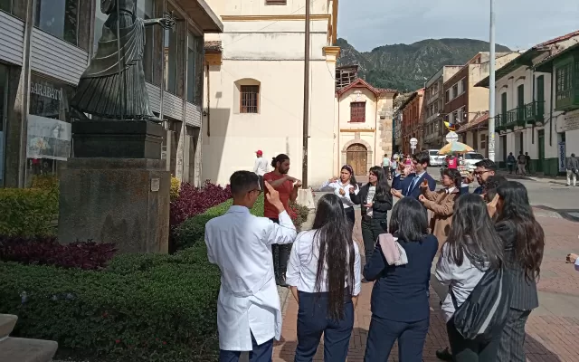 Capacitación de integrantes del equipo de servicios y atención al público en el dominio de la Lengua de señas colombiana.