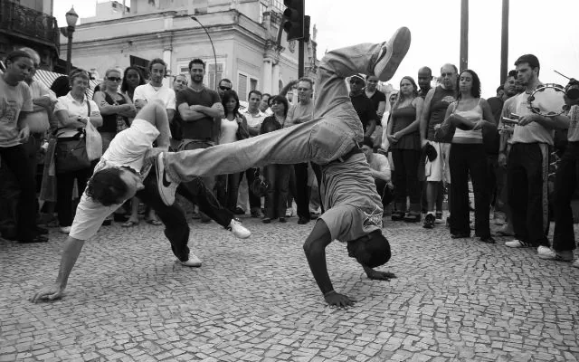 Fotografía donde se ve un grupo bailando capoeira